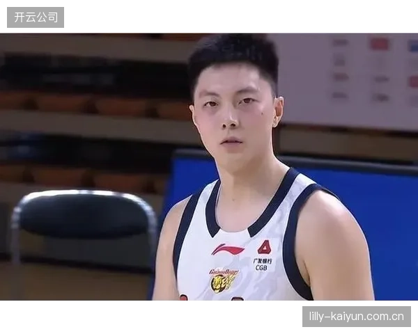 胡明轩常规赛状态低迷引争议，季后赛三分命中率飙升至48.6%完成救赎